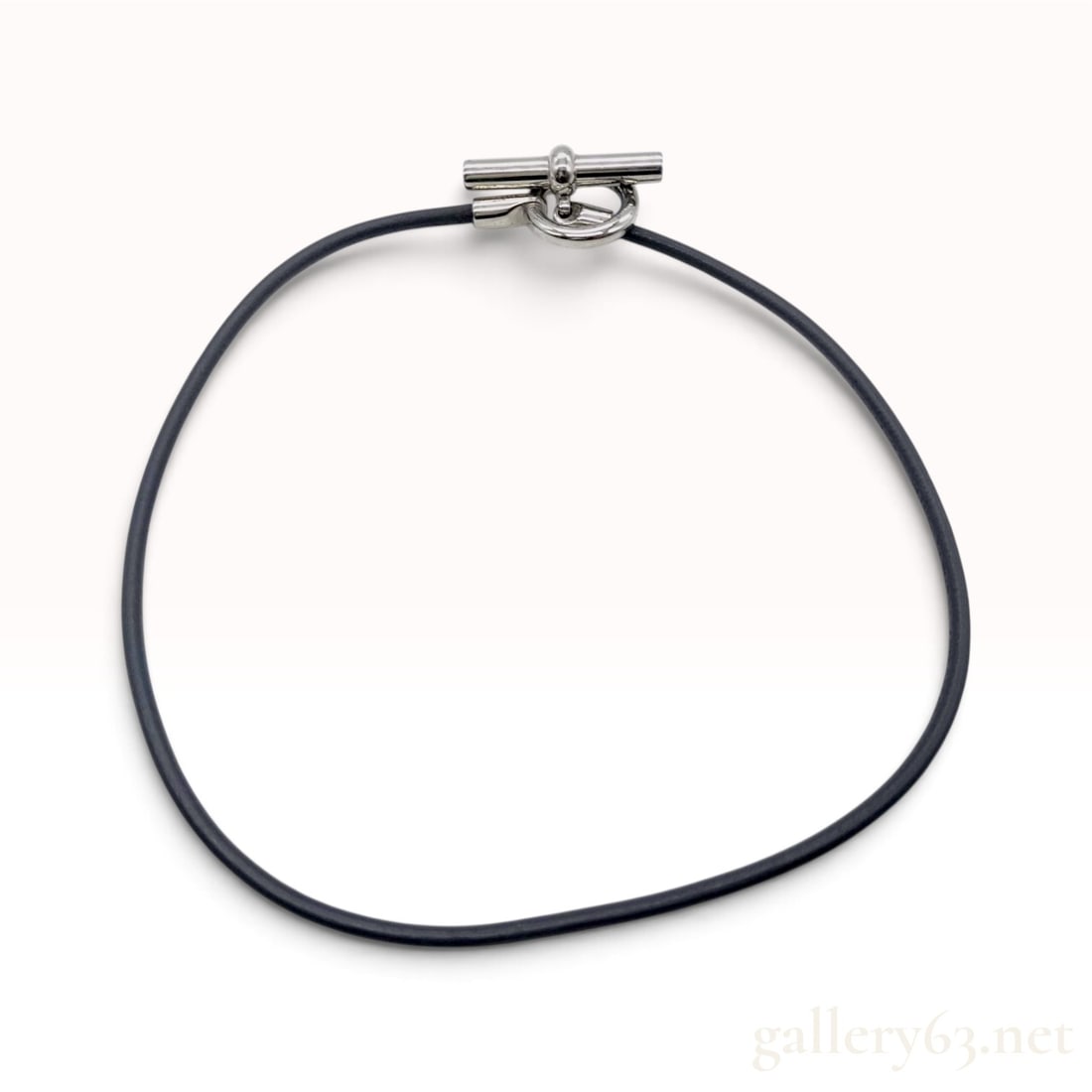 Herm?¨s Glenan Black Leather Choker Necklace with Box: This Herm?¨s Glenan choker necklace is crafted from a single length of round-stitched black leather cord, designed to be worn closely around the neck or wrapped twice as a bracelet. The piece feature