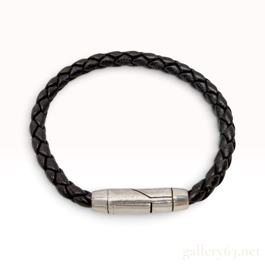 Bottega Veneta Intrecciato Black Braided Leather and Sterling Silver Bracelet Size S: A Bottega Veneta bracelet crafted from black braided leather in the signature intrecciato style. The cord is secured with a sterling silver cylindrical barrel clasp featuring a side-release push-butto