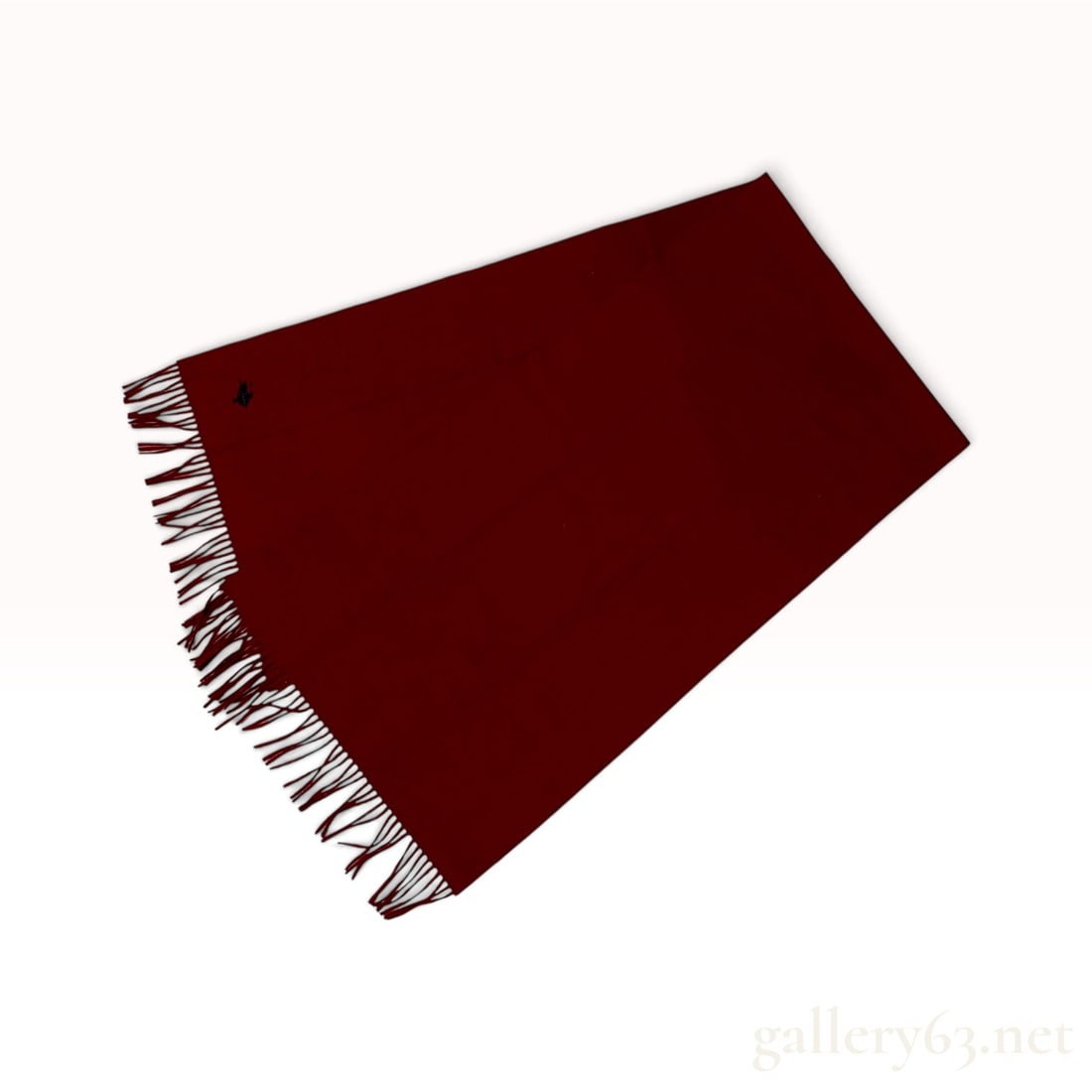 Vintage Burberrys Burgundy Wool Scarf 156 cm: This Burberrys scarf is crafted from solid burgundy wool with a felted texture. The rectangular design features tasseled fringe at both ends. A black embroidered Equestrian Knight logo is located in o