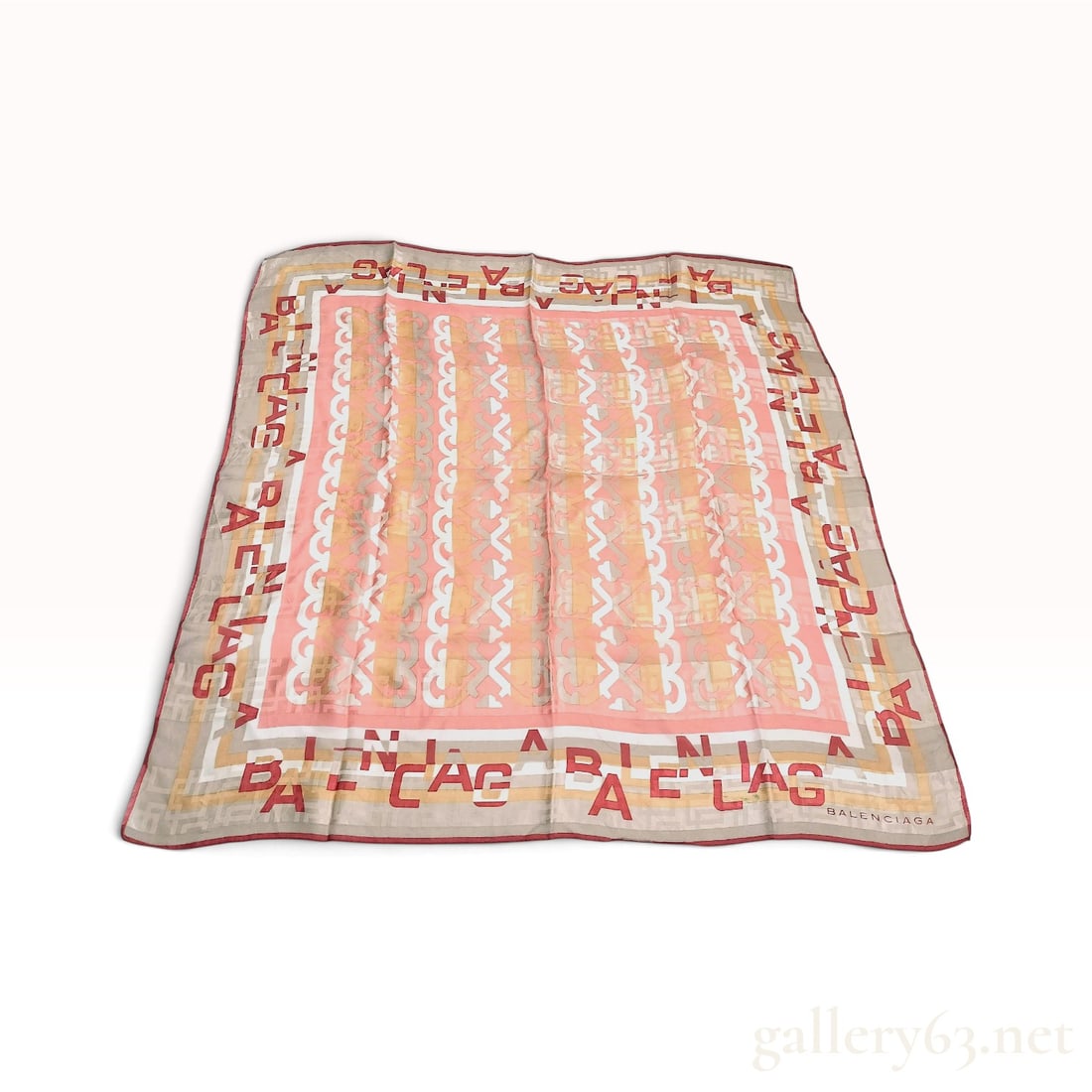 Balenciaga Pink and Tan Logo Jacquard Silk Scarf 90 cm: This Balenciaga silk carre 90 is crafted from jacquard-woven silk featuring a tone-on-tone geometric square pattern throughout the weave. The design centers on a pink field decorated with vertical row