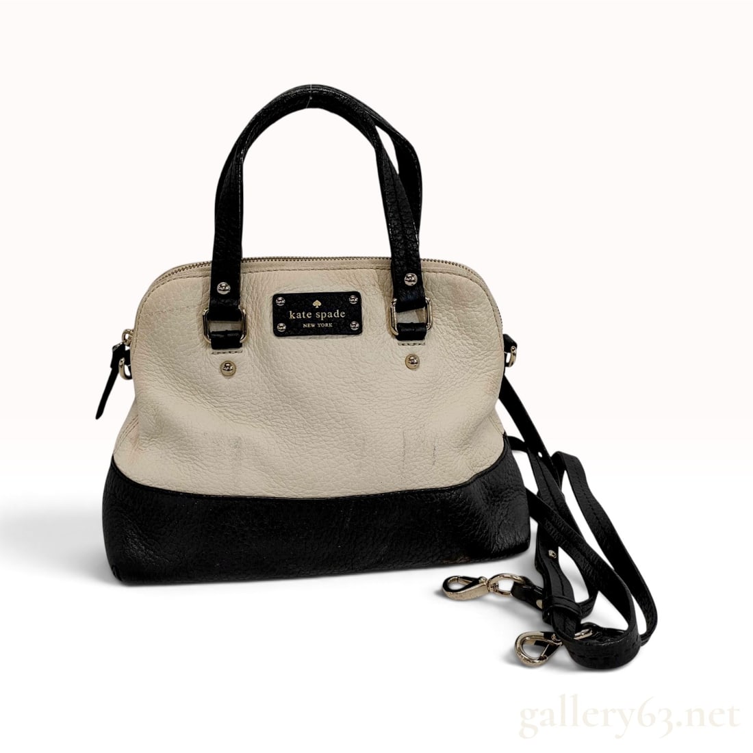 Kate Spade New York Cream and Black Pebbled Leather Dome Satchel: This Kate Spade New York dome satchel is crafted from pebbled leather in a two-tone cream and black colorway. The design features a flat, rectangular black leather base with rounded corners and matchi