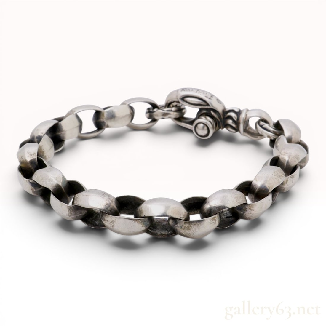 Leonard Kamhout Sterling Silver Link Bracelet: A heavy sterling silver link bracelet by designer Leonard Kamhout. The bracelet is composed of chunky, rounded, interlocking circular links with a substantial weight and a polished finish. The metal d
