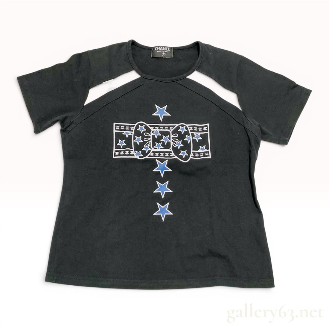 Vintage Chanel Boutique Black Cotton Graphic T-Shirt with Shoulder Cut-Outs: This vintage black cotton jersey t-shirt is from the Chanel Boutique collection, manufactured in Italy by Gilmar Divisione Industria s.p.a. A central screen-printed graphic displays a bow motif filled