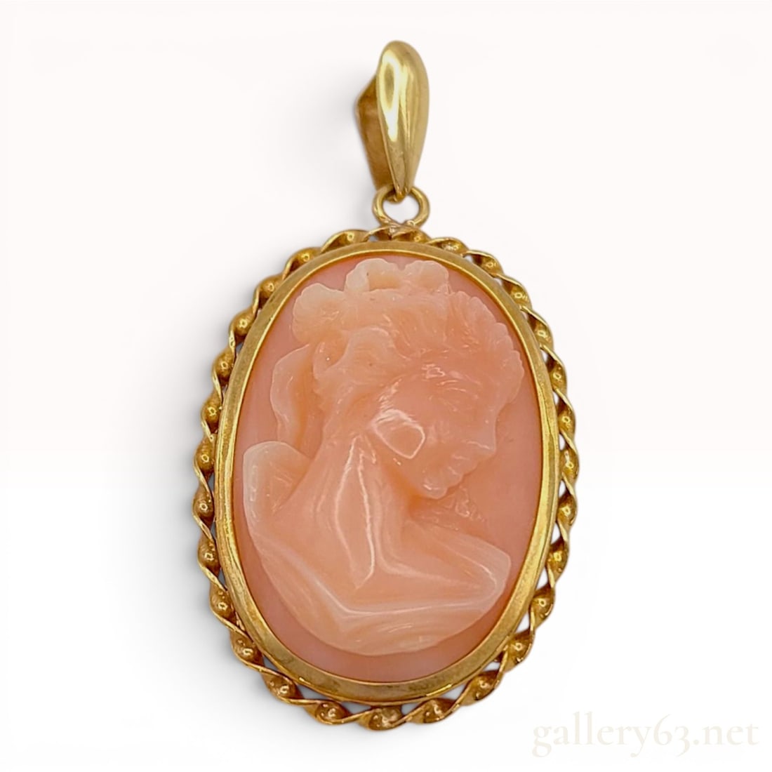 An 18 Karat Yellow Gold and Carved Shell Cameo Pendant (1 of 5)