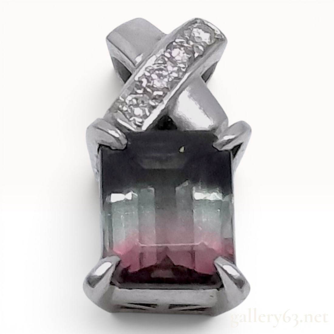 Bicolor Tourmaline and Diamond PT900 Platinum Pendant: A modern platinum pendant featuring a centrally set emerald-cut bicolor tourmaline. The gemstone displays a distinct color gradient from deep green to pink and is secured by a four-prong mounting. The