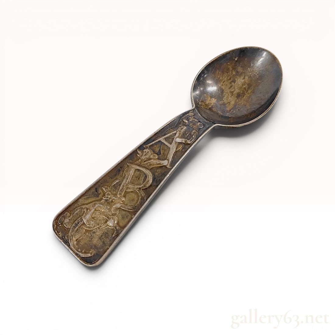 Tiffany & Co. Sterling Silver Alphabet Pattern Baby Spoon: Tiffany & Co. sterling silver baby spoon in the Alphabet pattern, late 19th to early 20th century. Flat handle features relief-decorated letters A and B intertwined with animal figures, with a seconda