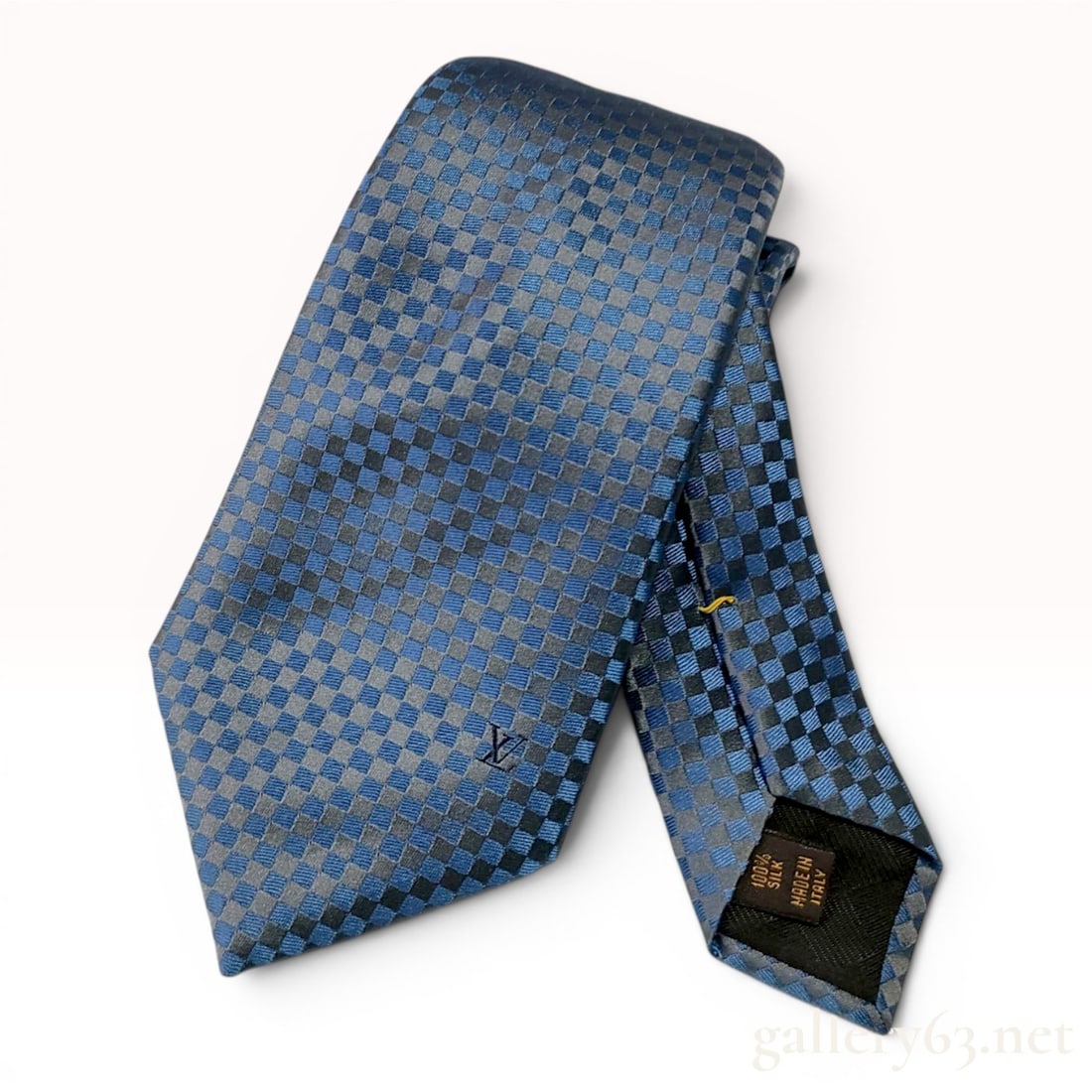 Louis Vuitton Blue Damier Silk Jacquard Necktie with Presentation Box: Louis Vuitton men's necktie in a silk jacquard weave featuring the signature Damier checkered pattern in blue and charcoal grey. The tie is constructed from 100 percent silk. A tonal embroidered LV lo