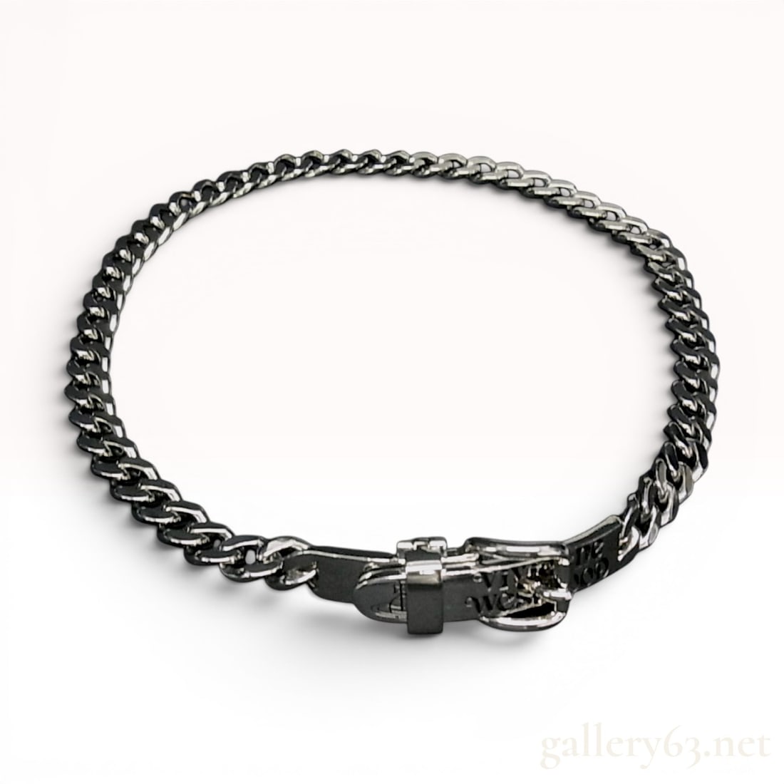 Vivienne Westwood Augustino Orb Buckle Curb Chain Bracelet: A Vivienne Westwood Augustino silver-toned curb link chain bracelet. The item is constructed from polished, flat-sided curb links terminating in a functional buckle-style clasp. The exterior face of t
