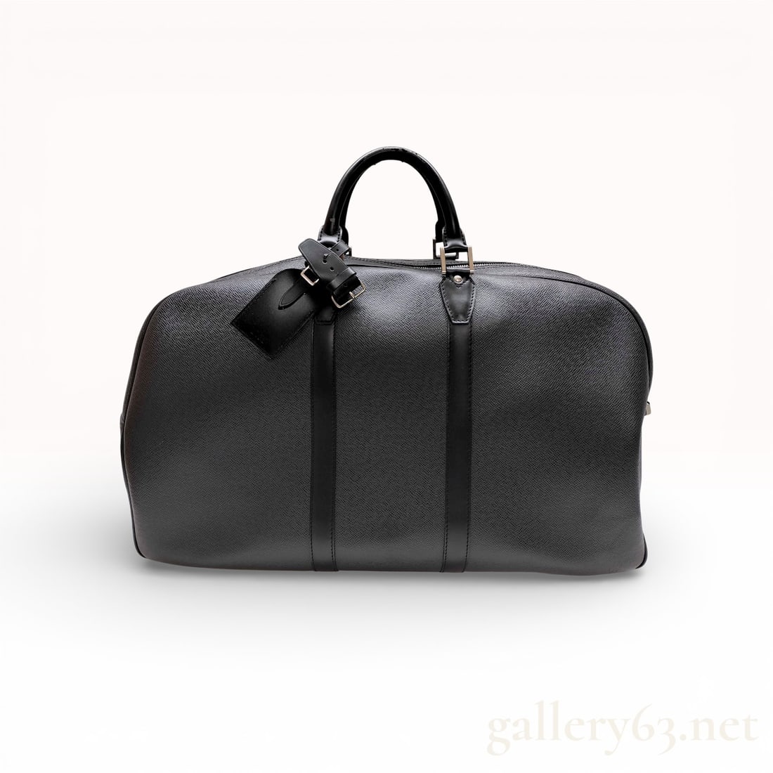 Louis Vuitton Kendall Taiga Leather Travel Bag, Ardoise: A sophisticated Louis Vuitton Kendall travel bag meticulously crafted from Ardoise (dark charcoal grey) Taiga leather. This durable piece features a cross-grain textured body accented by smooth leathe