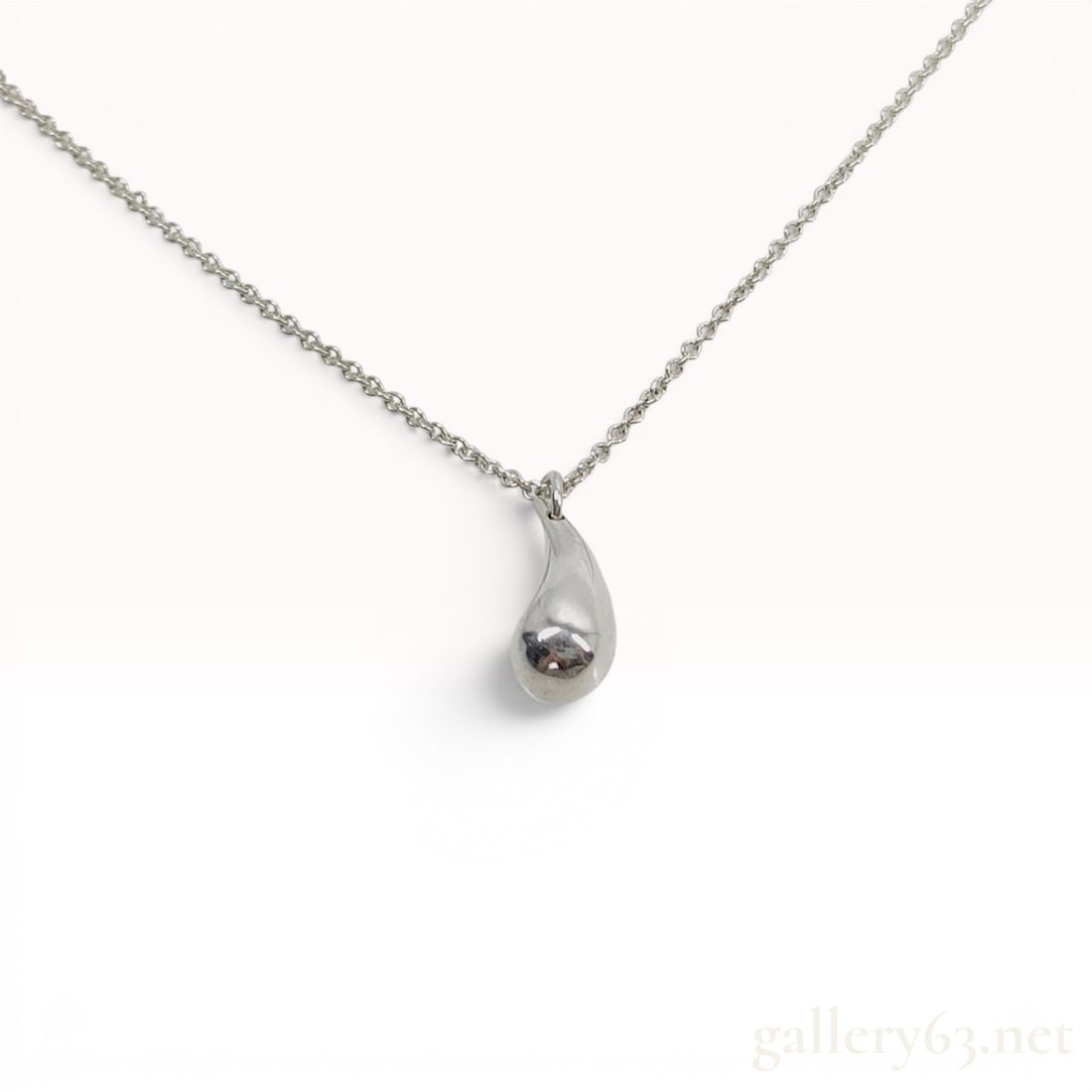 Tiffany and Co. Elsa Peretti Sterling Silver Teardrop Pendant Necklace: A Tiffany and Co. sterling silver necklace from the Teardrop collection designed by Elsa Peretti. The necklace features a polished teardrop-shaped pendant suspended from a fine cable link chain. The s