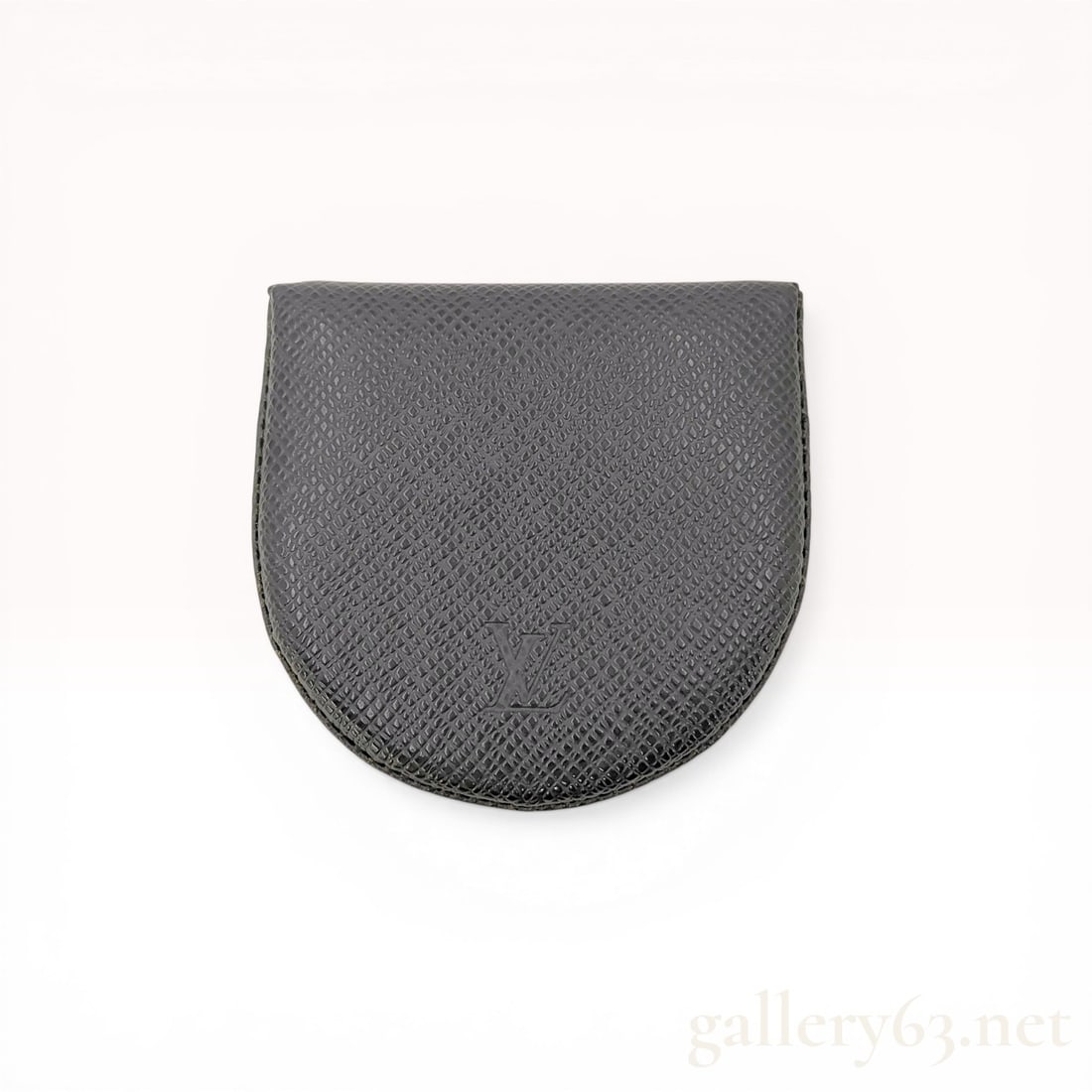 Louis Vuitton Taiga Leather Porte Monnaie Cuvette Coin Purse: Louis Vuitton Porte Monnaie Cuvette coin purse in Epicea green Taiga leather. This horseshoe-shaped accessory features a fold-over flap closure and a durable cross-grain textured finish. The exterior 