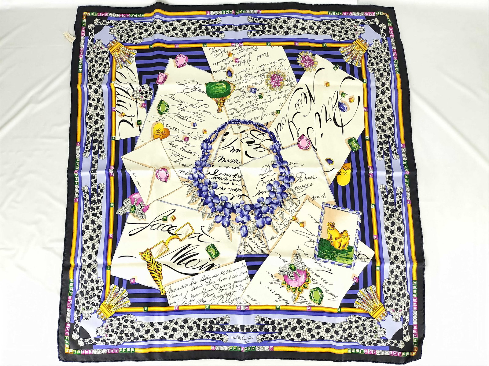 Must de Cartier Silk Scarf 90 cm: Cartier Silk Scarf 90 cm. Beautiful design and full silk. 