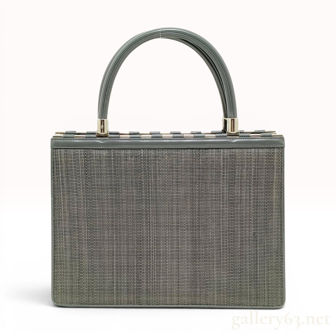 Comtesse Swagger Structured Gray Woven Horsehair and Leather Top Handle Bag: Comtesse Swagger bag. this structured top-handle bag is known as the Swagger model, featuring a three-compartment accordion-style construction. The exterior is crafted from a signature gray woven hors