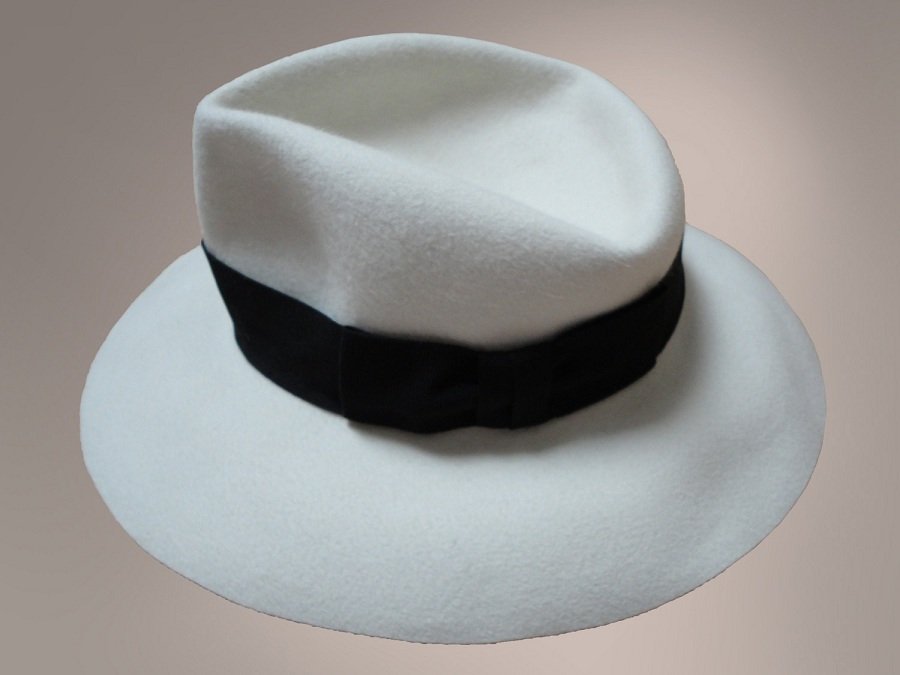 MICHAEL JACKSON OWNED WORN SIGNED WHITE FEDORA: An amazing piece of the Pop culture. Michael Jackson worn, signed and dated this white wool fedora hat during his HIStory World Tour in Europe 1996 during his ’Smooth Criminal’ performance. The in