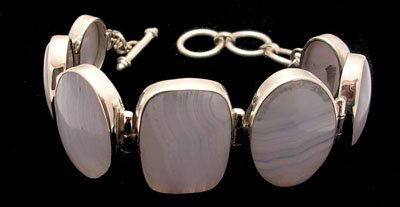 SSilver Blue Lace Agate Cabachon Bracelet: LOW BUYERS PREMIUM (10%) NO RESERVE AUCTION! BIDDING STARTS AT $10! This lovely bracelet is featured with 5 different shaped cabachon blue lace agate. The agate is linked together in bezel settings. T