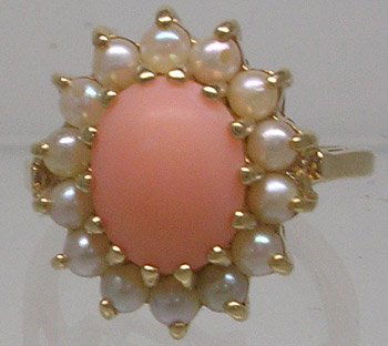 14KY Coral baby pearl estate ring 741894: LOW LOW BUYERS PREMIUM (10% upto $499, 8% for $500 and up) NO RESERVE AUCTION! BIDDING STARTS AT $10! This estate ring features a 8x10mm Coral surrounded by 2mm white baby pearls in a 14kt yellow gol