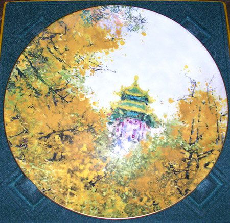 A BOXED ROYAL DOULTON IMPERIAL PALACE PLATE BY C: LOW BUYERS PREMIUM (10%) NO RESERVE AUCTION! BIDDING STARTS AT $10! A BEAUTIFUL BOXED ROYAL DOULTON IMPERIAL PALACE PLATE BY CHEN CHI. THIS ITEM IS IN EXCELLENT CONDITION WITH NO CHIPS CRACKS OR RESTO