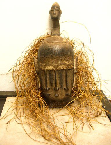 African Bandoukos Region Mask w/3 Noses and Fish: LOW BUYERS PREMIUM (10%) NO RESERVE AUCTION! BIDDING STARTS AT $10! This is an impressive African Bandoukos Region Wooden Mask w/3 Noses. Surrounded by golden straw this unique mask measures approx. 1