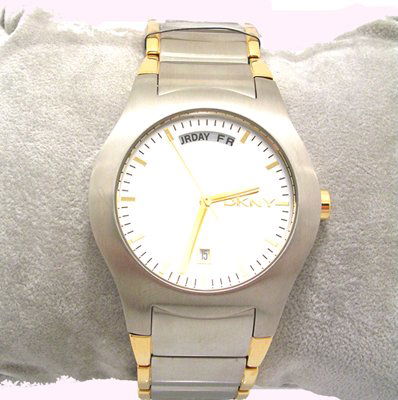 SS DKNY Gents Watch: LOW BUYERS PREMIUM (10%) NO RESERVE AUCTION! BIDDING STARTS AT $10! This is a large Gents mens watch.The watch features a water resistant to 30meter and 3 atmosphere movement encased into a stainless
