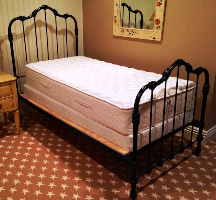 Twin Size Black Cast Iron Bed: Twin Size Black Cast Iron BedID: 10177