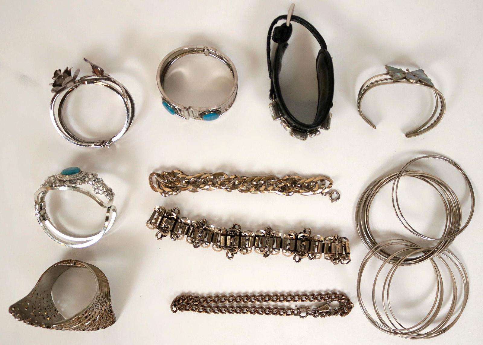 Vintage costume jewelry bracelets and more (lot 59): An assortment of bracelets, about 17, some may be of a filigree design, a faux turquoise stone and alabaster/Mother of Pearl. Approximately 42 bangles are included. Refer to picture. Provenance: Count