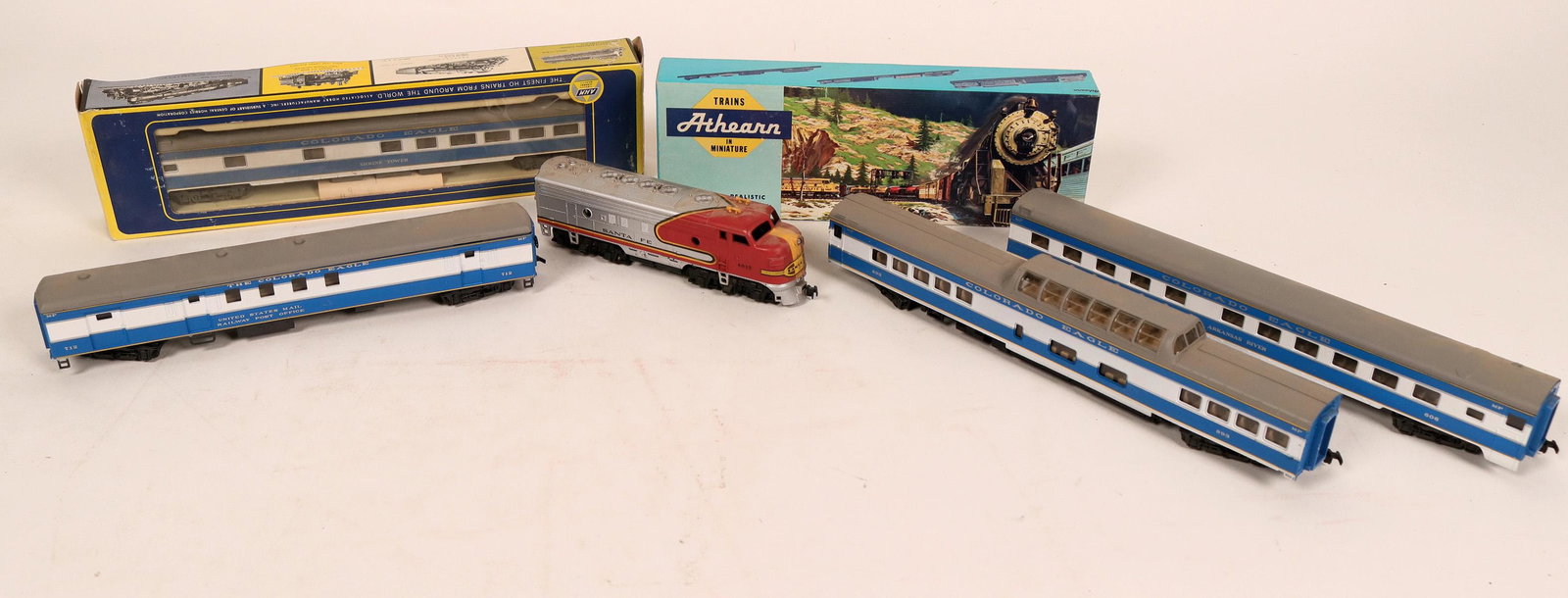 Model Train: Colorado Eagle HO cars and two locomotives: 6 pieces. One FP7 Sant Fe #4015 A engine, one #2157 Santa Fe RSD 4/5 diesel both in good condition and untested. 1930[x=#8217/]s : Three Riverrossi Colorado Eagle cars : RPO, Vista, passenger, one AHM