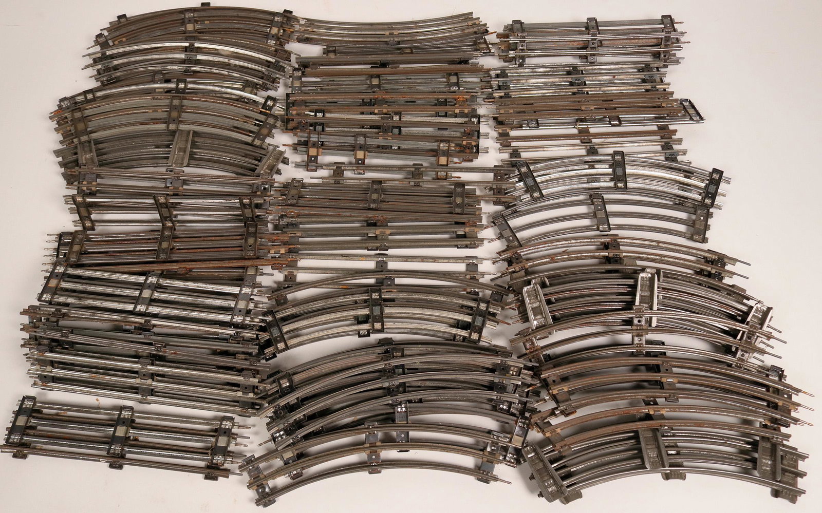 Model Train: Lionel O gauge track, box (121070): Lot of 90. Lionel O Gauge track in Lionel box. 48 straight and 42 curve. Combo of le and high rail. Track will need tarnish and dirt cleaning. Some has minor rust.Date: Country if not USA: State: City