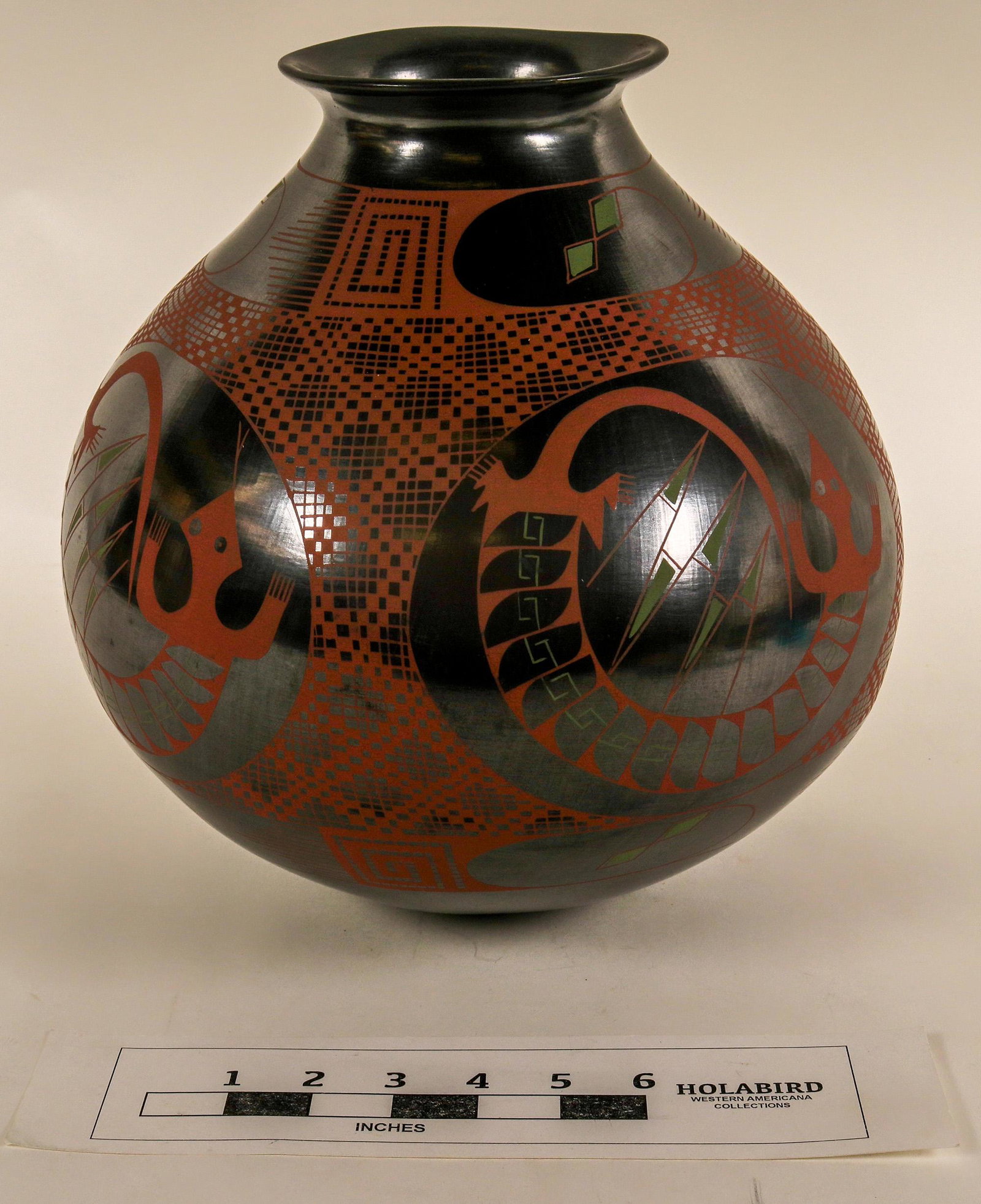 Cesar Bugarini--Mata Ortiz Pottery (124825): Gorgeous pot from Mata Ortiz made by Cesar Bugarini. Finely detailed design with large lizards. Traditional black pot with design in rust color, with touches in green. This large pot is in excellent c