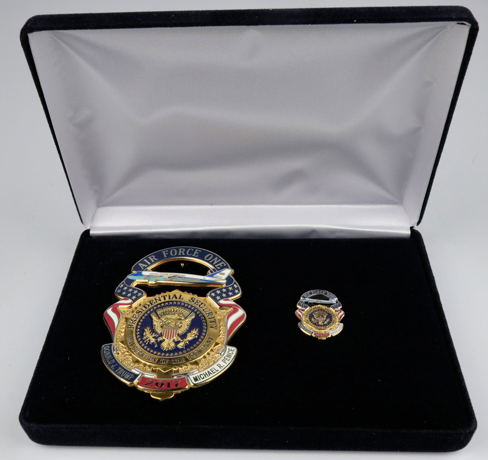 Air Force One President. Inauguration Badge (125354): Collinson: .102[x=#8221/] solid brass, pure gold plate, Full size badge and mini badge lapel pin, presentation box and case w/COA. #87, Air Force One, image of Air Force be flying right to left, Presi