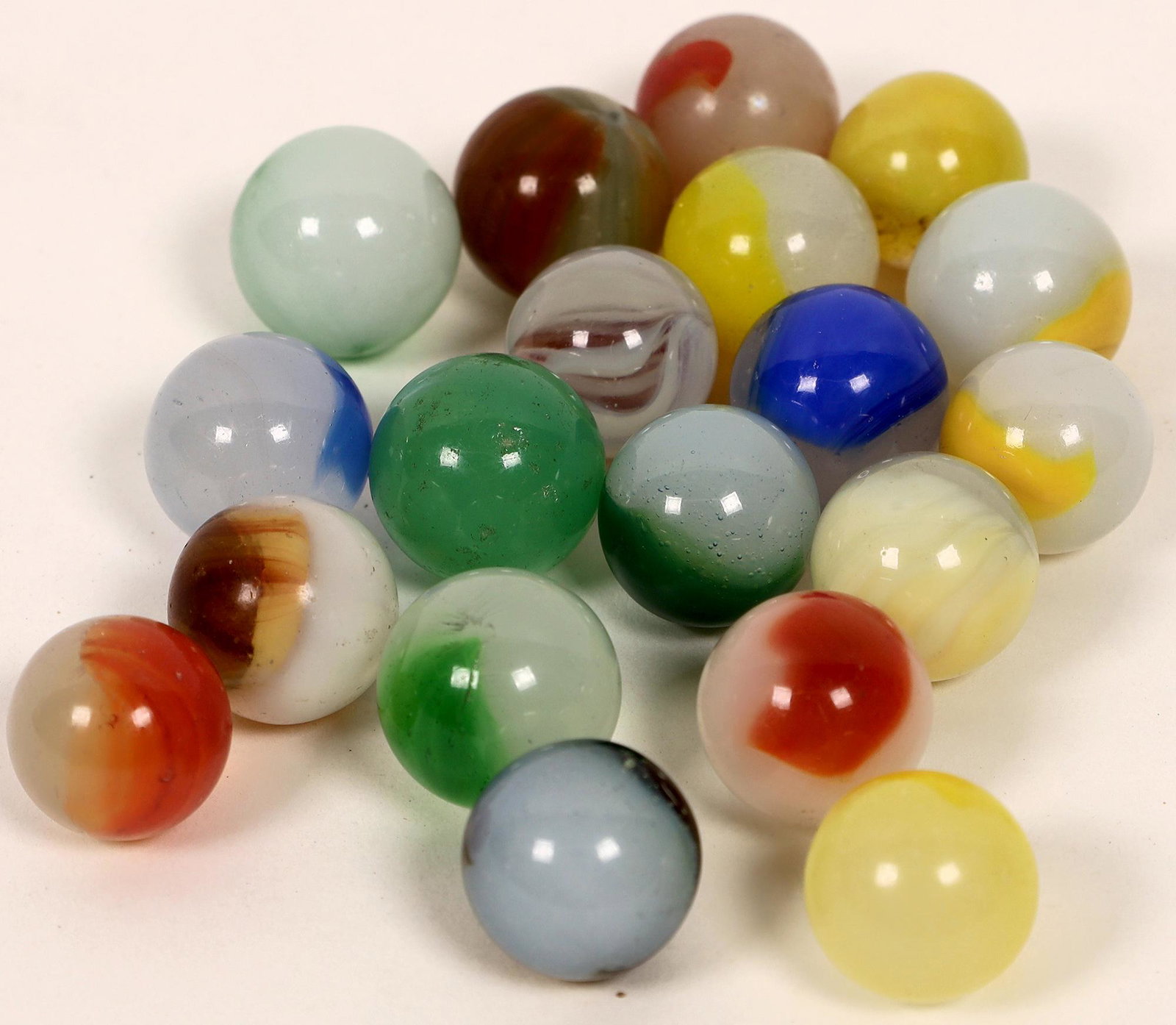 Akro patch marbles (19) [127817]: Akro patch marbles - (19) all 5/8". Mostly mint, a couple near mint.Date: Country (if not USA): State: City: Provenance: