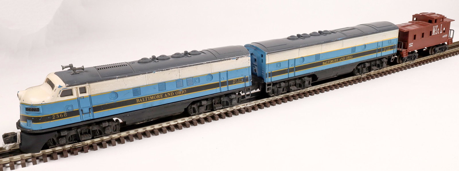 Lionel B&O F3 Diesel A&B Unit and Caboose [133099]: #2368 Loco Baltimore and Ohio, white and blue with black trim, gray roof. Caboose #6059 tuscan (burgundy) marked "MStL". C7. Operational. O-scale.Date: 1956Country (if not USA): State: City: Provenanc