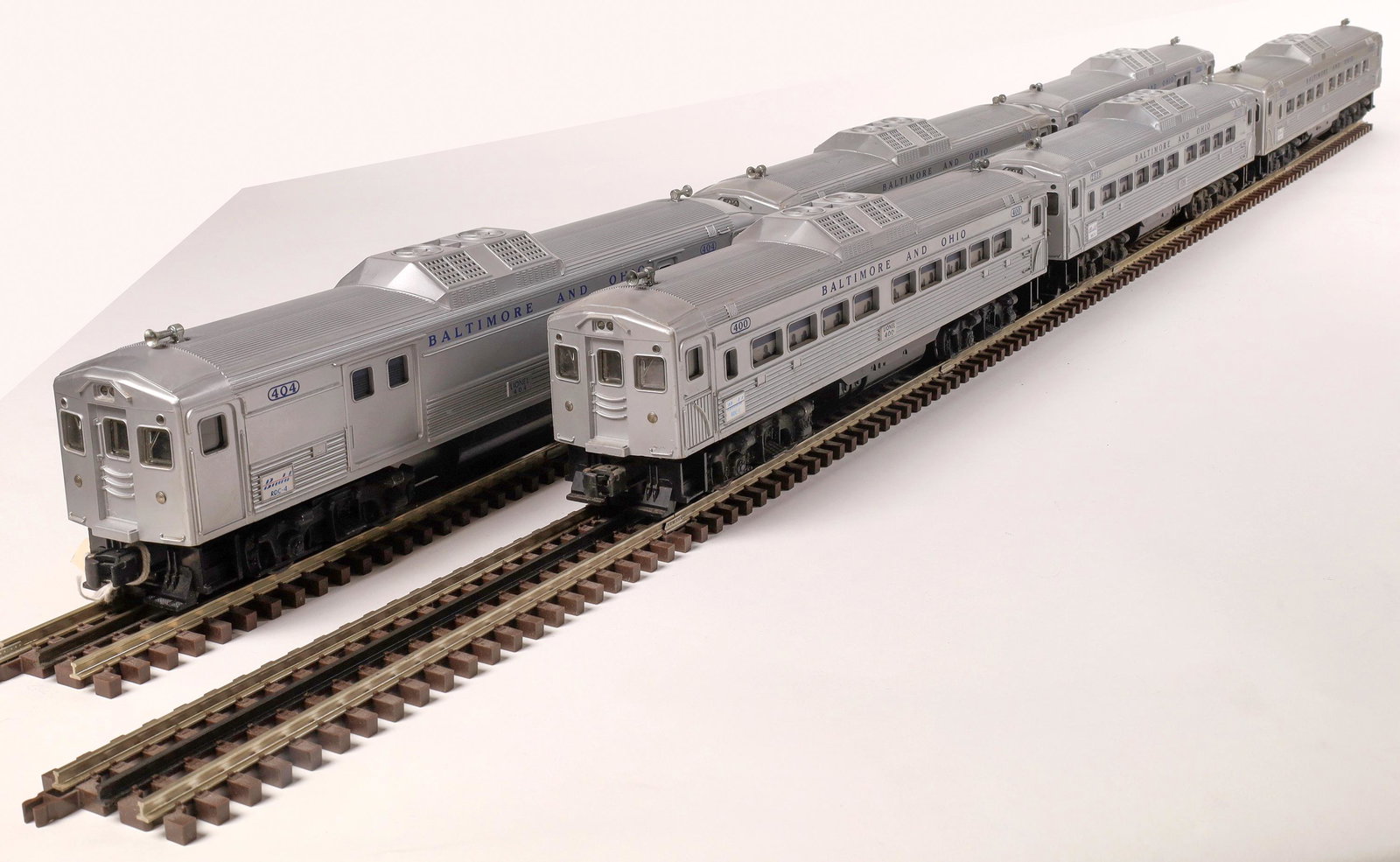 Lionel B&O Silver Passenger Cars - 6 [133109]: This is a collection of 6 Lionel Baltimore and Ohio Rail Diesel Passenger Cars. #400, #404, #2550 and 3 cars marked #2559. Two are the rarer self-propelled varieties. Passenger silhouettes.Date: 1957-