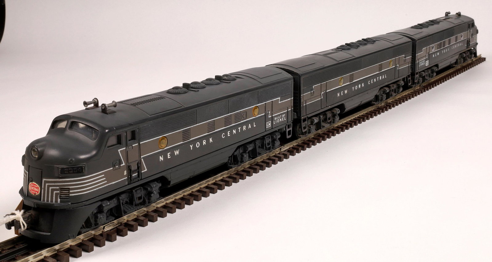 Lionel New York Central F3 Diesel AA&B Unit [133094]: #2354 Loco, gray with white trim, marked "NY Central" on sides, company logo on nose. Also marked "GM". O-scale. C7-8 Operational.Date: 1953-55Country (if not USA): State: City: Provenance: Gary Nelso