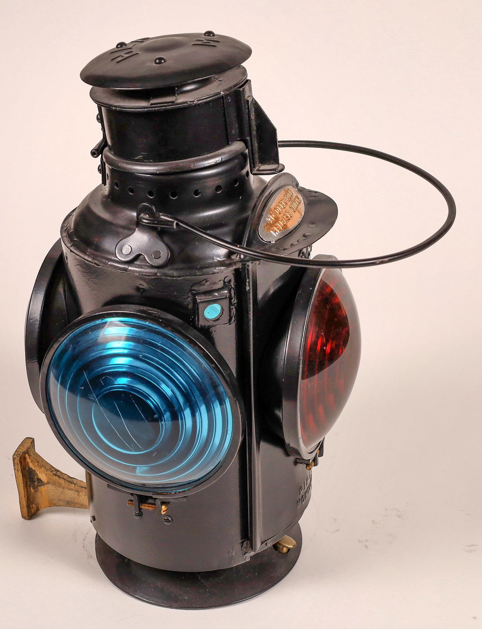 Canadian National RW Rear Marker Lantern [133325]: Four colored lenses, 2 red, 2 teal, 10" diameter, 16" tall, embossed CNR, on top is embossed HLP/MDate: Country (if not USA): State: City: Provenance: Gary Nelson Railroad Collection