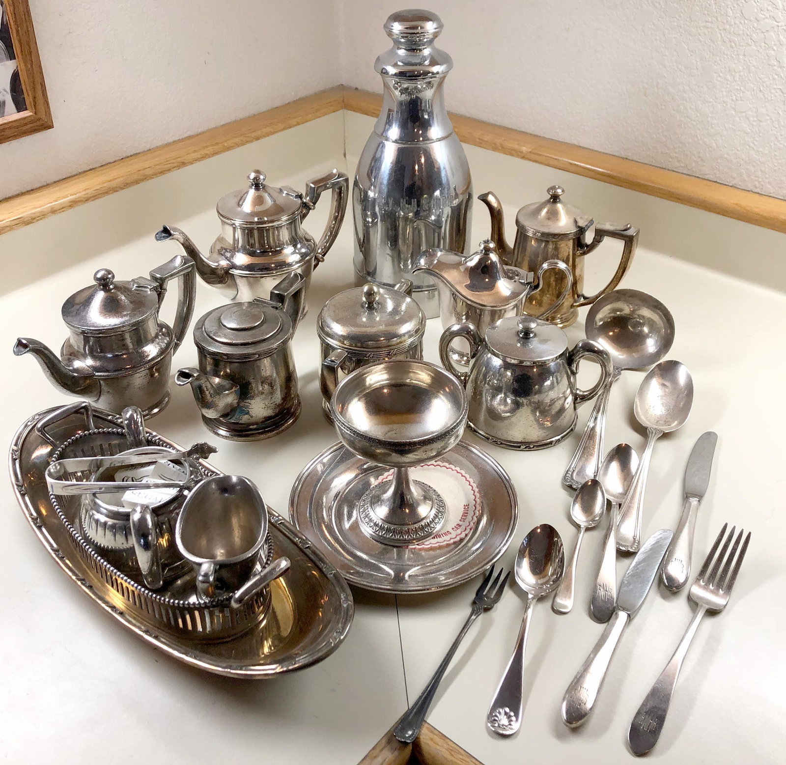 New York, New Haven, and Hartford RR Dining Car Silver: 9 pieces of flatware, covered creamers, teapots. sugar bowls, etc. pleqse see photo. All silverplate. Excellent condition. The flatware has 4 different patterns. All the markings are on the botton exc