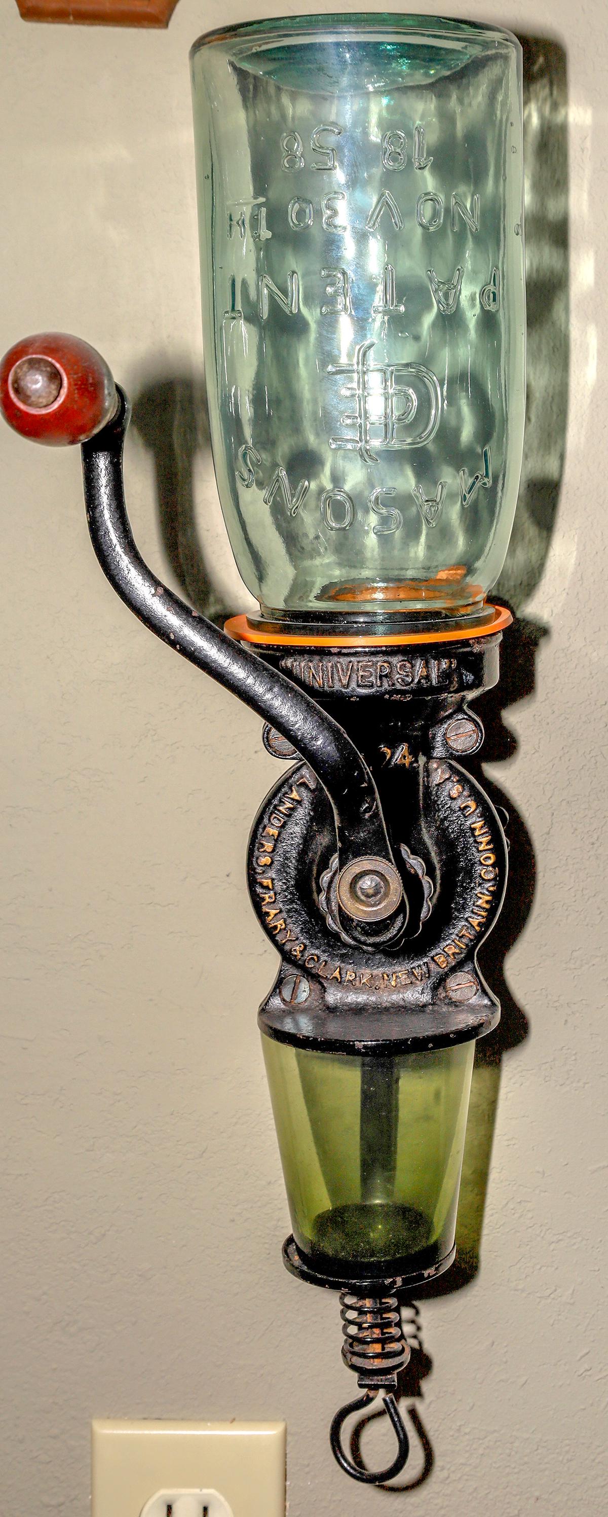 Landsers, Frary & Clark Universal No.24 Coffee Mill (1 of 1)