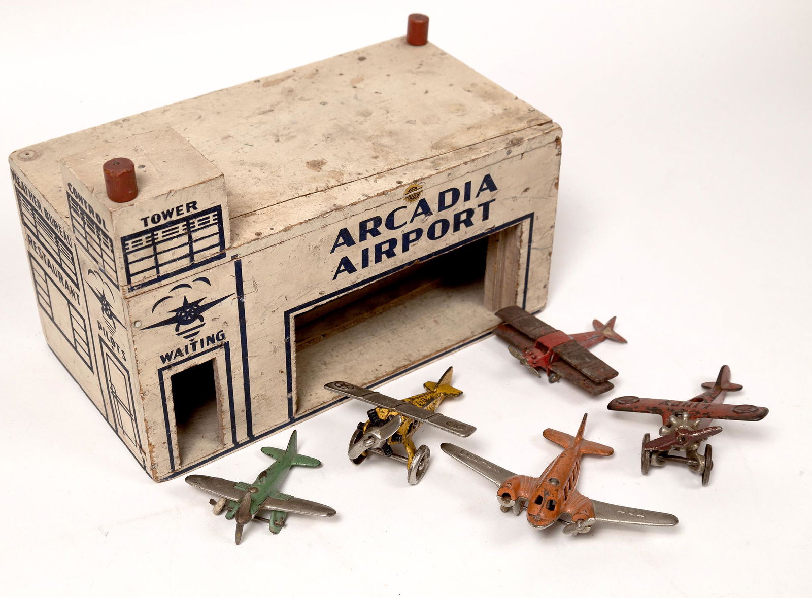 Cast and Metal Planes, 5, and Wood Hangar [152747] (1 of 1)