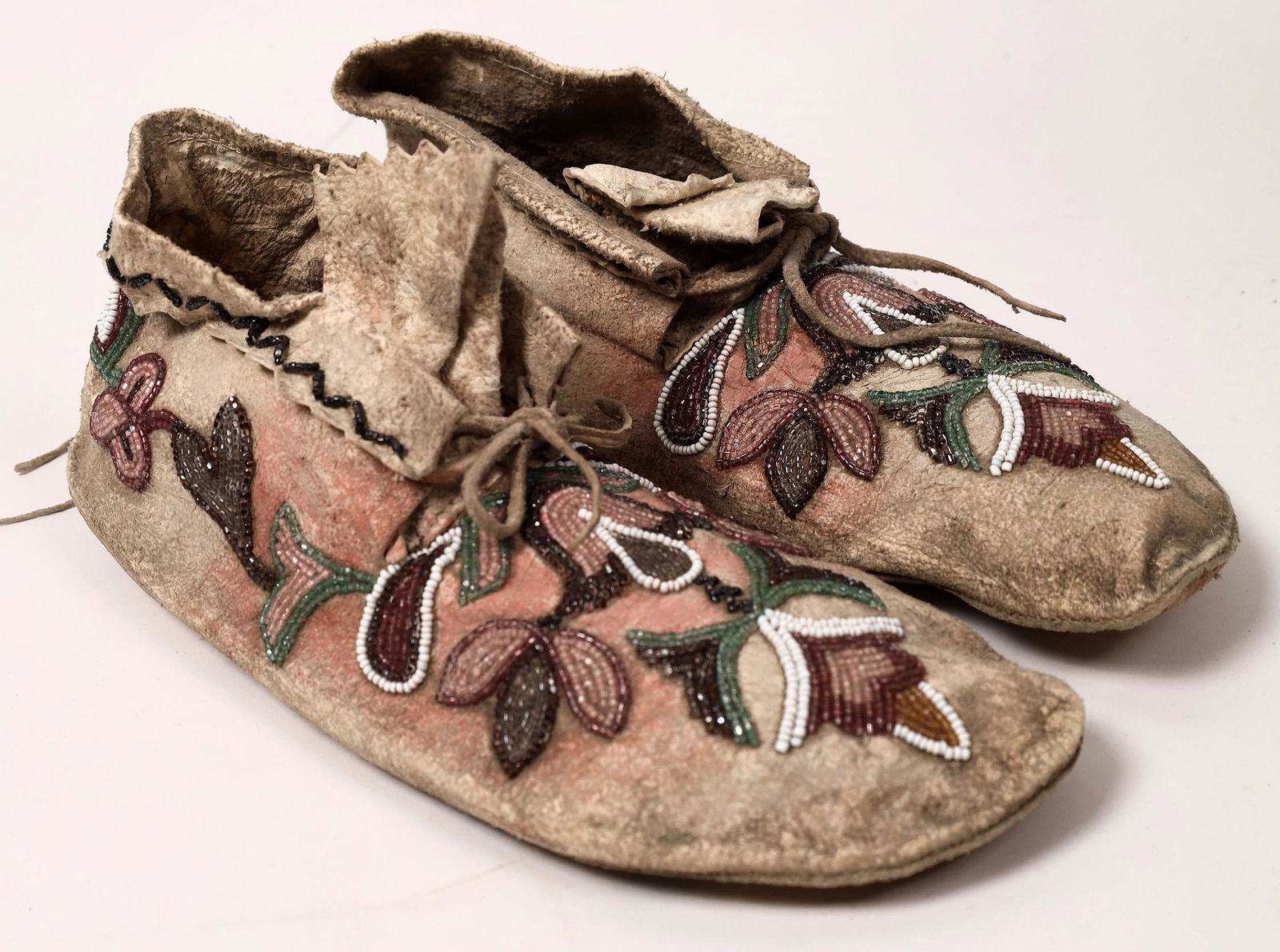 Northern Plains Beaded Moccasins  [152760] (1 of 4)