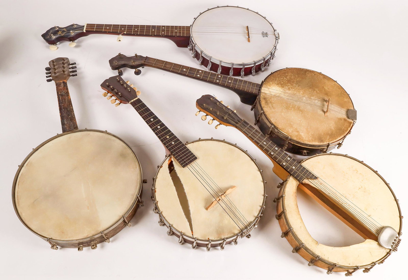Banjos, 5 Different [161508]: 5 different banjos. Hohner 5 string open back, ebony fingerboard, in like new condition, soft case 31x13", 6 pounds.1939 Vega banjo/mandolin, style K, Boston, Mass, 5 star Vega logo, maple neck and ri