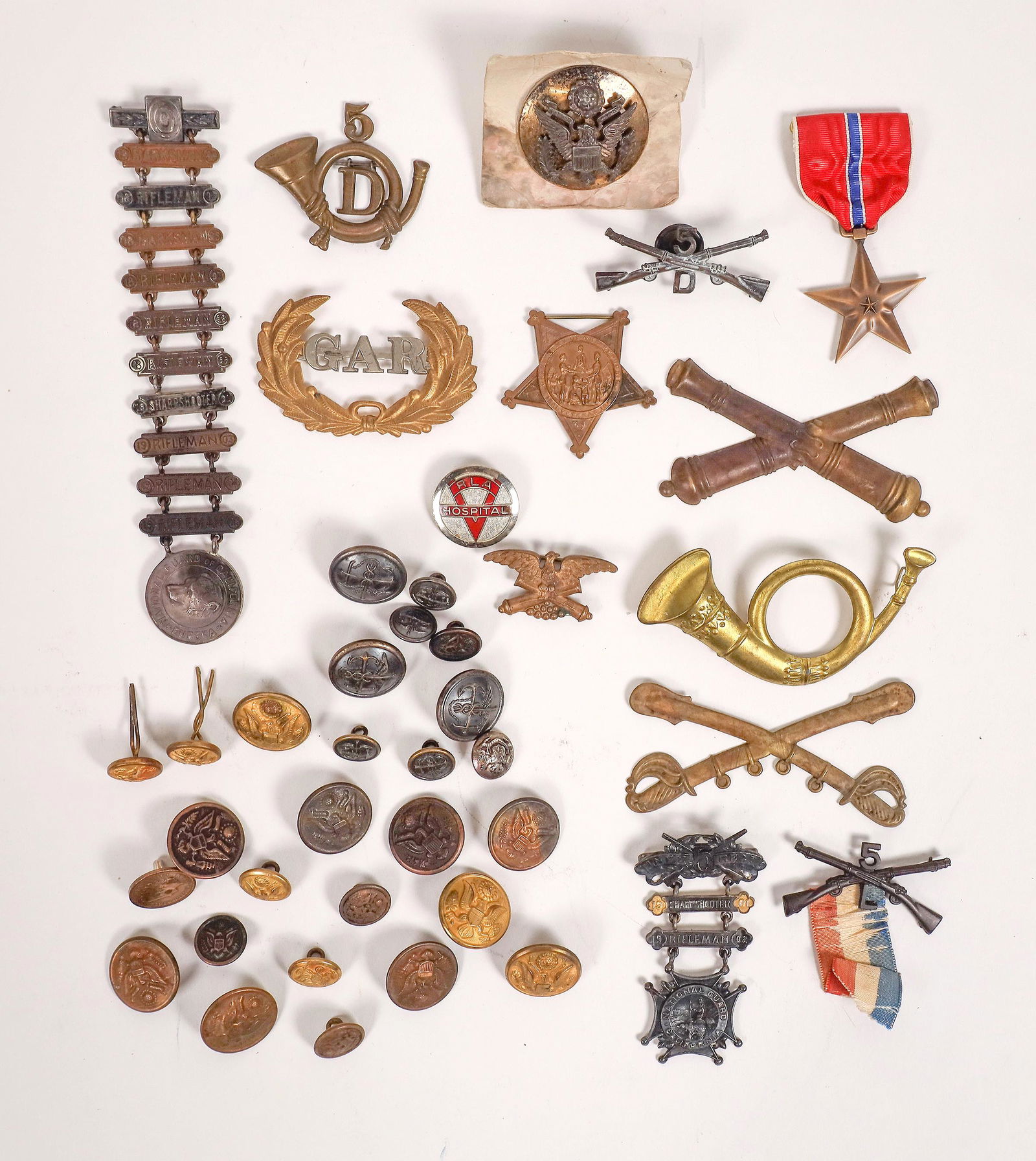 Military Medals, Pins and Buttons [161981]: New in box red ribbon with metal 5 star. 1.5" eagle on stud. 8 small mostly Navy buttons. 18 assorted Army WW1 and WW2 buttons. California National Guard marksmanship ladder medal. 3 facsimile Civil W