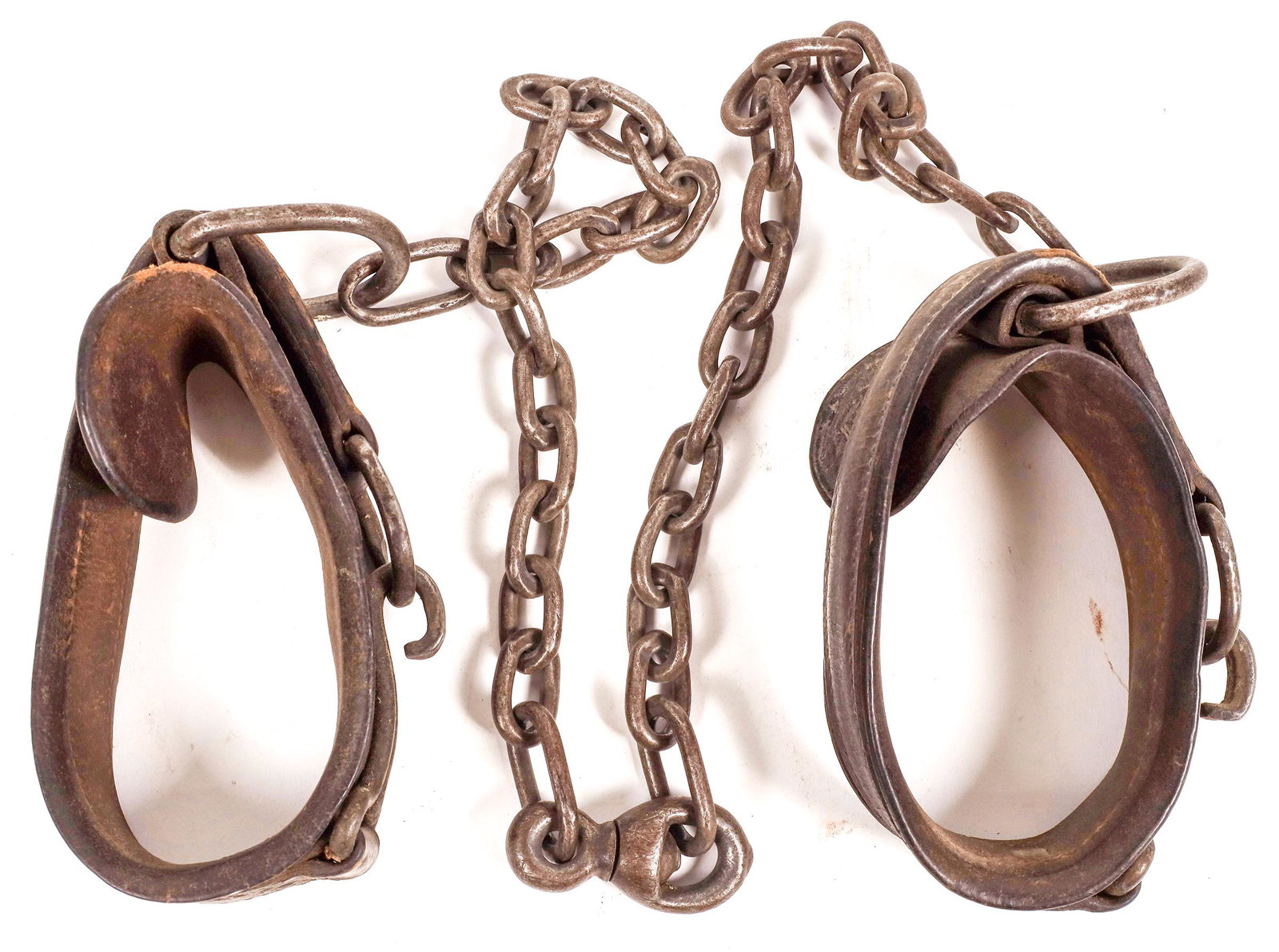 U.S. Cavalry Hobbles Indian Wars 1870's-1880's [161837]: This is a pair of sidelines horse hobbles for the US cavalry. The chain is about 30 in. long with a swivel in the middle. The ankle hobbles are leather with a cleaver d-ring release that requires a sl