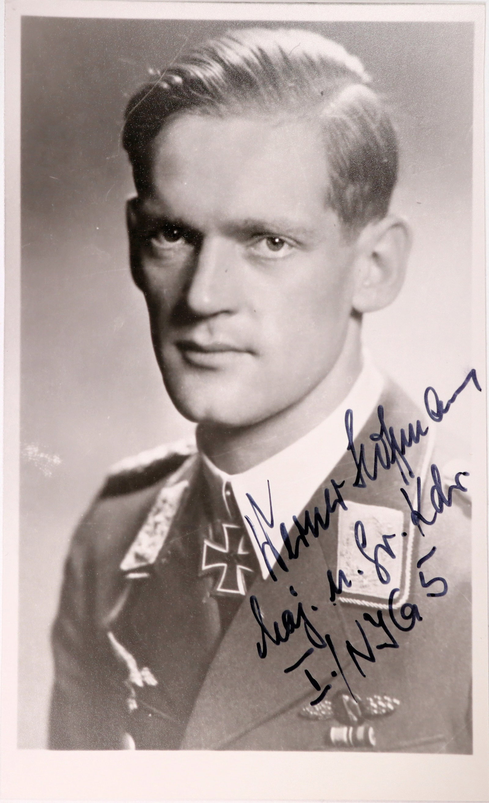 Autograph: German Ace Hoffman Signed Photo [185012]: Signed photo card from WWII German flying Ace Werner Hoffman. who received the Knights Cross of the Iron Cross commendation. In very nice condition. Please see photos for more details. [] [] [Germany]