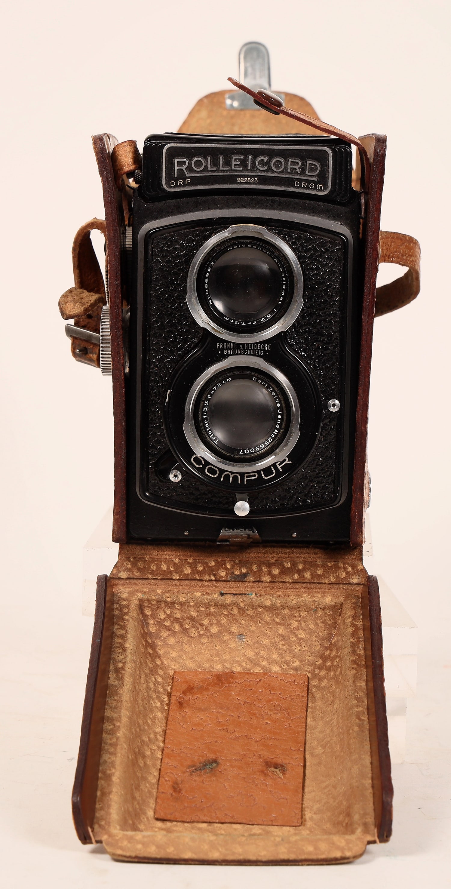 Rolleicord Compur in Case [185542]: Rolleicord Compur in brown leather case. Not tested. [