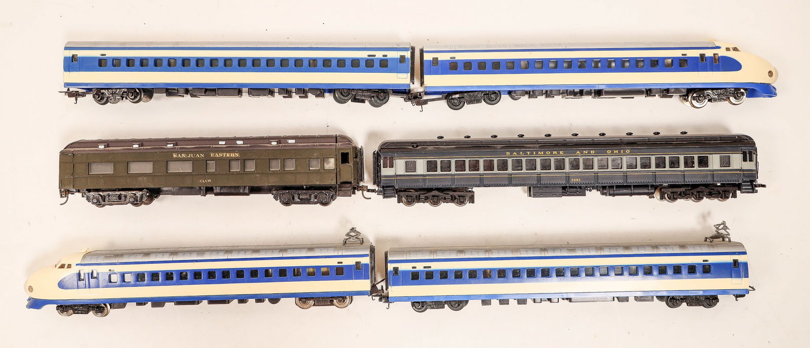 HO Playart High Speed Train & 2 Cars 1950s-70s [185684]: Lot of 6. PlayArt high speed train set. Has never been run , always on display. Includes two other cars: Bachmann Spectrum #5482 B&O club car. Penn Line San Juan Eastern club car. All are in new, neve