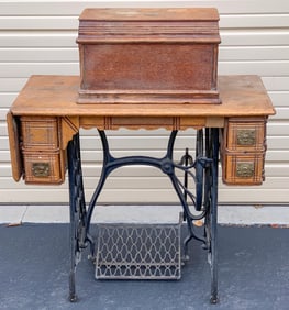 Singer Sewing Machine /"  Memphis Sphinx". [109721]