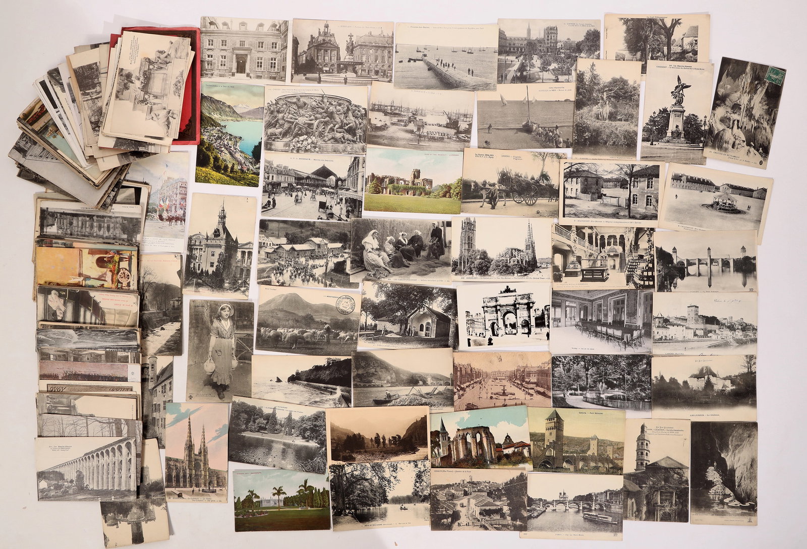French Postcard Collection, 160 [186907]: About 160 French postcards. Paris, Bordeaux, Cahors, Chalus, Bois de Boulogne etc., plus others. Paris and Bordeaux souvenir booklets.^Date: Country (if not USA): FranceState: City: Provenance: