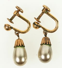 Two Vintage Posts Earrings. [183929]