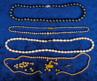 Pearl Necklaces [137303]