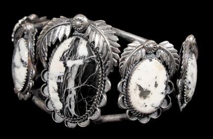 White Buffalo Bracelet [200067]
