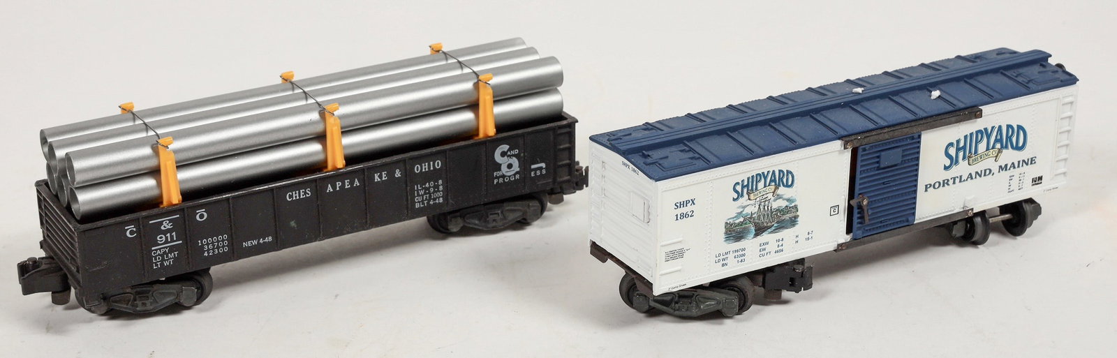 American Flyer Rolling Stock (2) [183894]: Lot of 2. Limited edition "Shipyard Brewing Co" reefer Portland Maine. C-8 cond. In orig. shipping box. Chesapeake & Ohio 911gondole w/pipe load C-8 cond.^Date: 1950-60'sCountry (if not USA): State: C